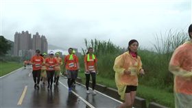  獨/澆不熄熱情!千人路跑飄雨 頭髮全濕照參賽