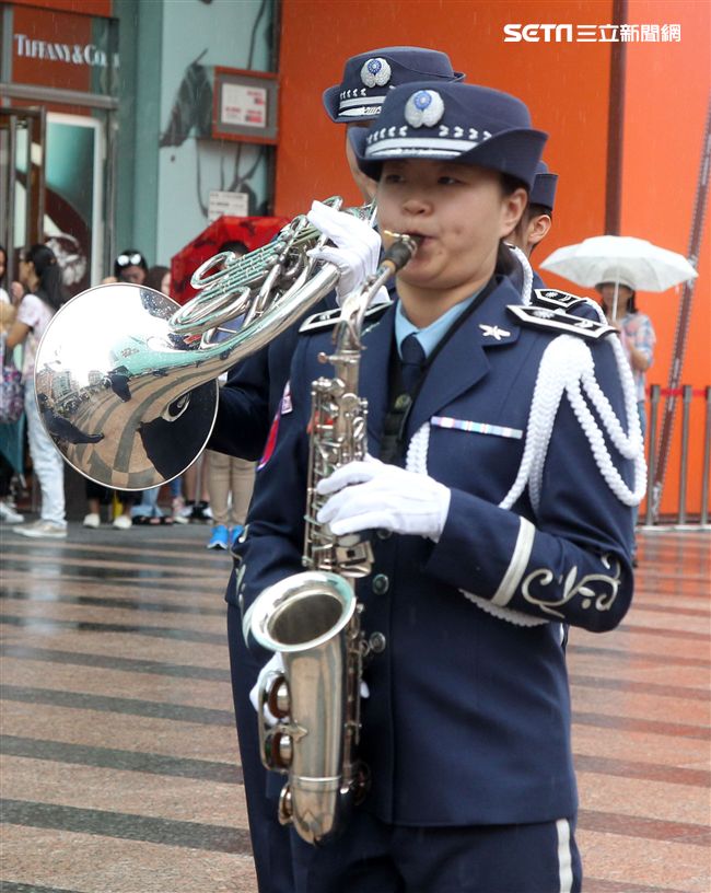 國軍106年慶祝93軍人節，空軍假台北忠孝復興站前廣場舉行，疾風快閃活動。（記者邱榮吉/攝影）