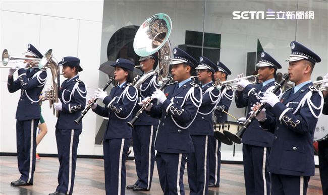 國軍106年慶祝93軍人節，空軍假台北忠孝復興站前廣場舉行，疾風快閃活動。（記者邱榮吉/攝影）