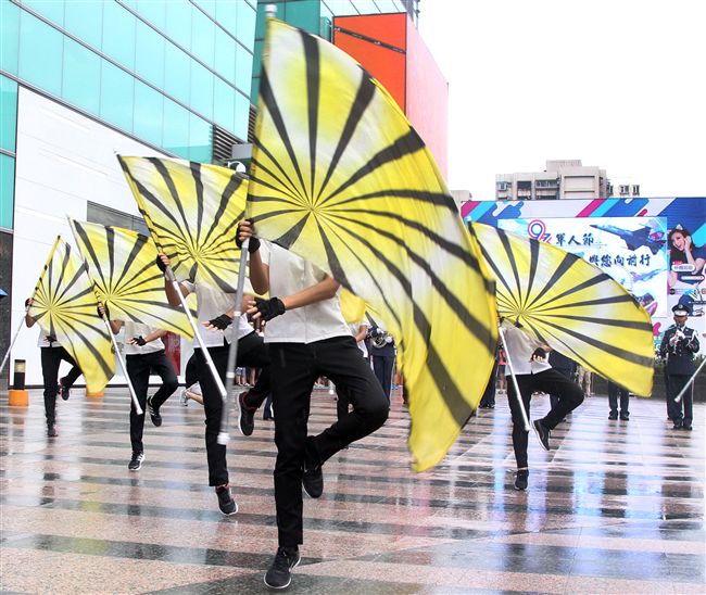 國軍106年慶祝93軍人節，空軍假台北忠孝復興站前廣場舉行，疾風快閃活動。（記者邱榮吉/攝影）