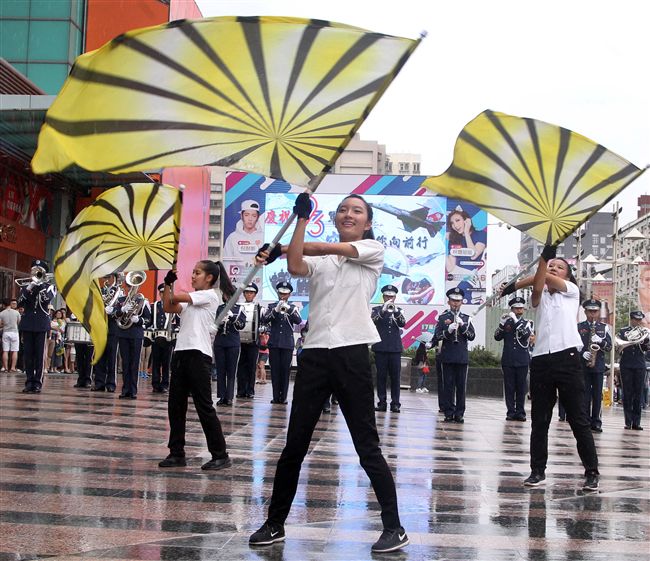 國軍106年慶祝93軍人節，空軍假台北忠孝復興站前廣場舉行，疾風快閃活動。（記者邱榮吉/攝影）