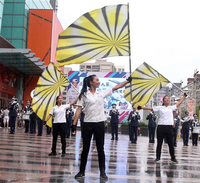 國軍106年慶祝93軍人節，空軍假台北忠孝復興站前廣場舉行，疾風快閃活動。（記者邱榮吉/攝影）
