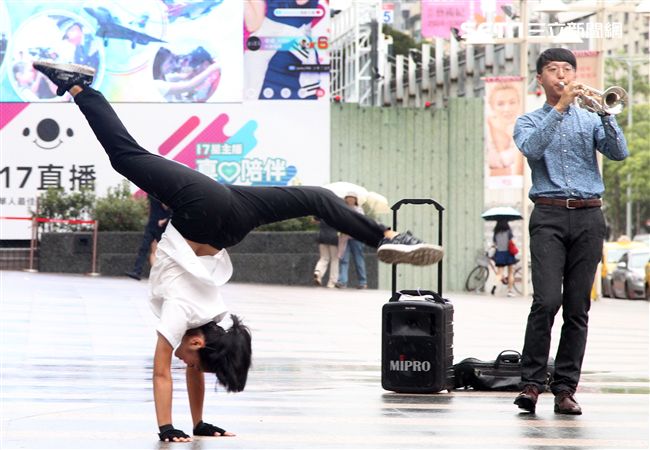 國軍106年慶祝93軍人節，空軍假台北忠孝復興站前廣場舉行，疾風快閃活動。（記者邱榮吉/攝影）