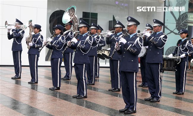 國軍106年慶祝93軍人節，空軍假台北忠孝復興站前廣場舉行，疾風快閃活動。（記者邱榮吉/攝影）