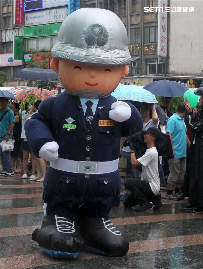 國軍106年慶祝93軍人節，空軍假台北忠孝復興站前廣場舉行，疾風快閃活動。（記者邱榮吉/攝影）