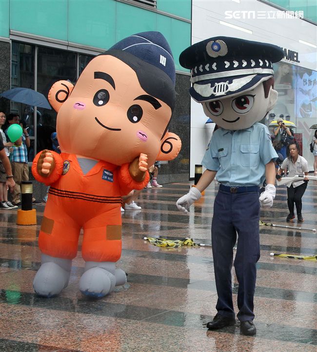 國軍106年慶祝93軍人節，空軍假台北忠孝復興站前廣場舉行，疾風快閃活動。（記者邱榮吉/攝影）