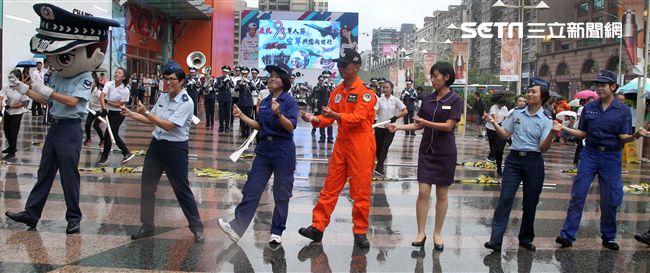 國軍106年慶祝93軍人節，空軍假台北忠孝復興站前廣場舉行，疾風快閃活動。（記者邱榮吉/攝影）