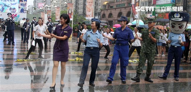 國軍106年慶祝93軍人節，空軍假台北忠孝復興站前廣場舉行，疾風快閃活動。（記者邱榮吉/攝影）
