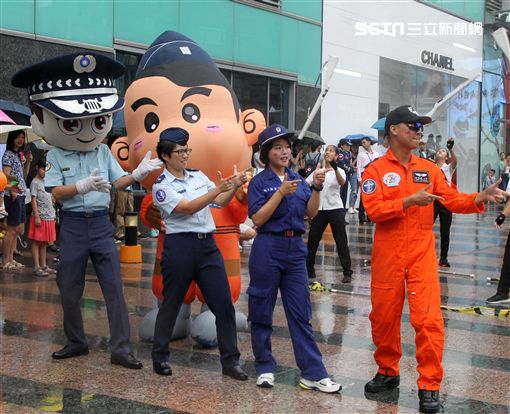 國軍106年慶祝93軍人節，空軍假台北忠孝復興站前廣場舉行，疾風快閃活動。（記者邱榮吉/攝影）