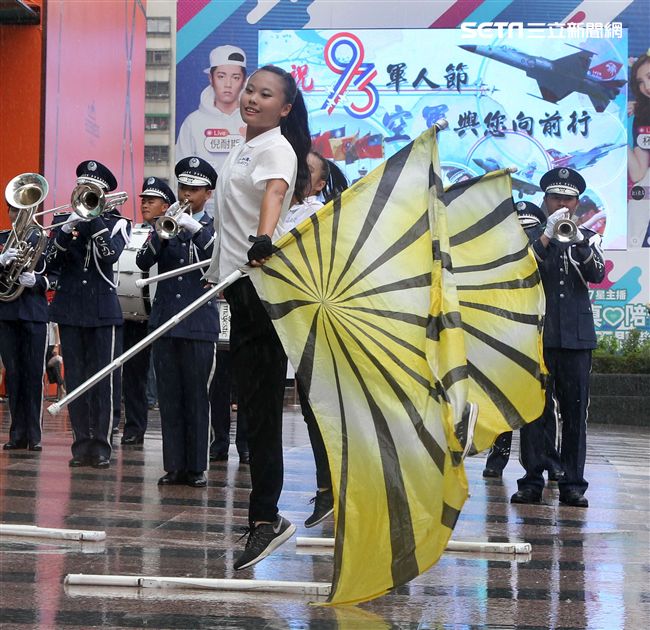 國軍106年慶祝93軍人節，空軍假台北忠孝復興站前廣場舉行，疾風快閃活動。（記者邱榮吉/攝影）