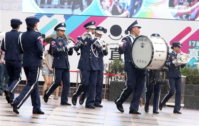 國軍106年慶祝93軍人節，空軍假台北忠孝復興站前廣場舉行，疾風快閃活動。（記者邱榮吉/攝影）