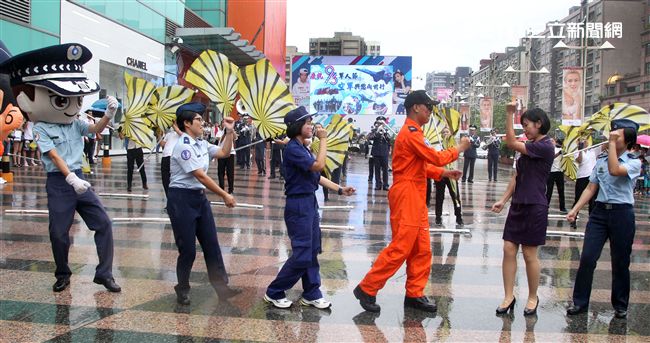 國軍106年慶祝93軍人節，空軍假台北忠孝復興站前廣場舉行，疾風快閃活動。（記者邱榮吉/攝影）