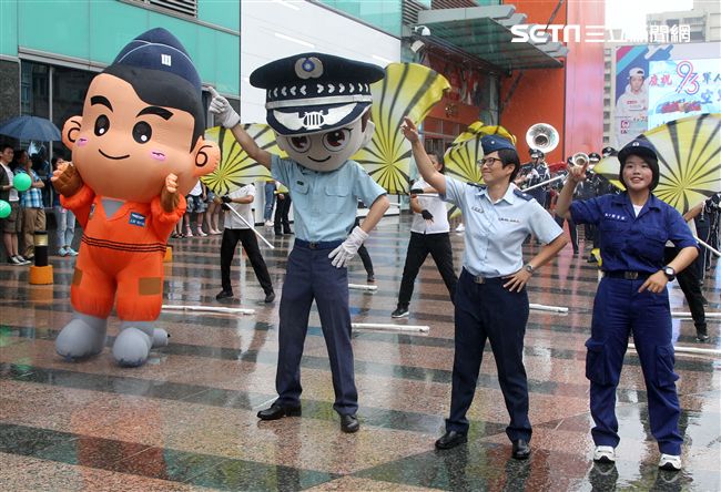 國軍106年慶祝93軍人節，空軍假台北忠孝復興站前廣場舉行，疾風快閃活動。（記者邱榮吉/攝影）