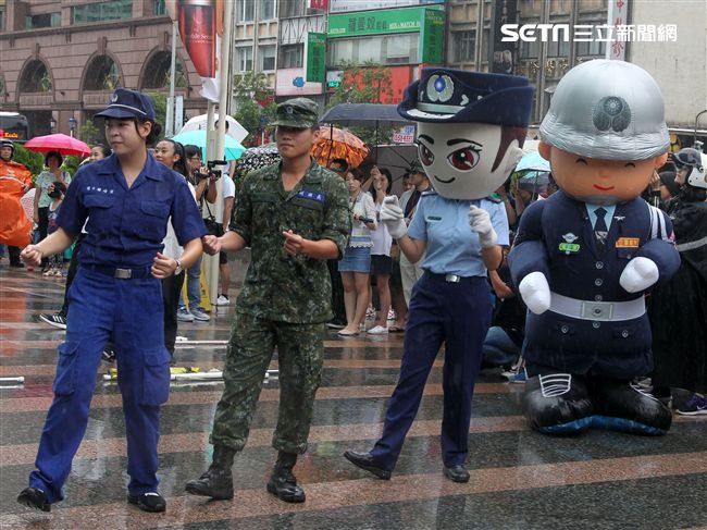 國軍106年慶祝93軍人節，空軍假台北忠孝復興站前廣場舉行，疾風快閃活動。（記者邱榮吉/攝影）