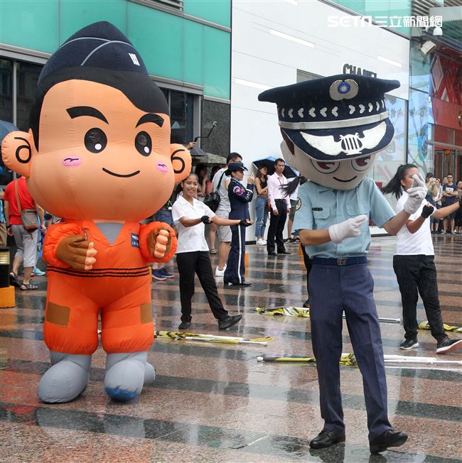 國軍106年慶祝93軍人節，空軍假台北忠孝復興站前廣場舉行，疾風快閃活動。（記者邱榮吉/攝影）