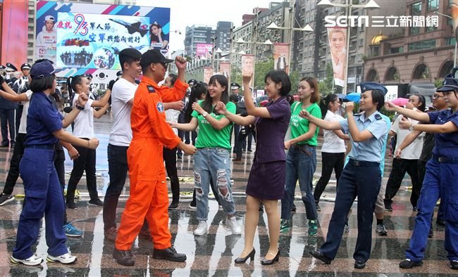 國軍106年慶祝93軍人節，空軍假台北忠孝復興站前廣場舉行，疾風快閃活動。（記者邱榮吉/攝影）
