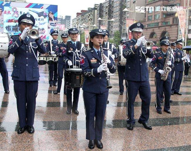 國軍106年慶祝93軍人節，空軍假台北忠孝復興站前廣場舉行，疾風快閃活動。（記者邱榮吉/攝影）