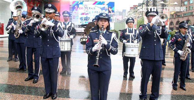 國軍106年慶祝93軍人節，空軍假台北忠孝復興站前廣場舉行，疾風快閃活動。（記者邱榮吉/攝影）