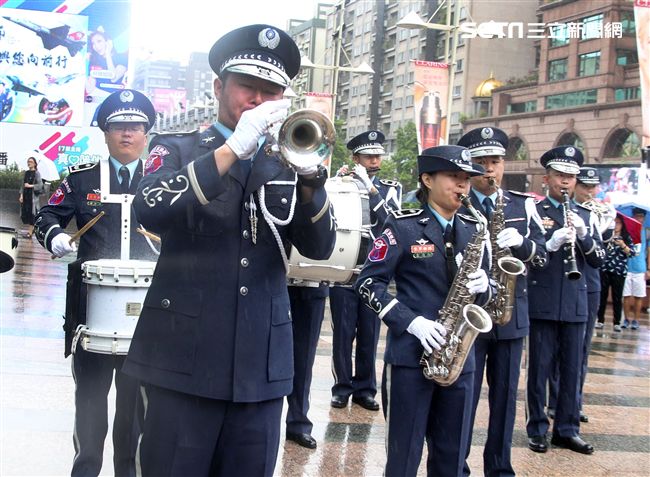 國軍106年慶祝93軍人節，空軍假台北忠孝復興站前廣場舉行，疾風快閃活動。（記者邱榮吉/攝影）