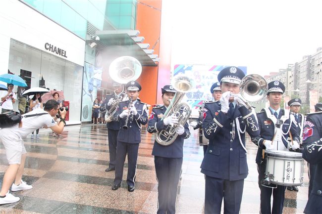 國軍106年慶祝93軍人節，空軍假台北忠孝復興站前廣場舉行，疾風快閃活動。（記者邱榮吉/攝影）