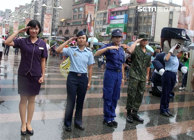 國軍106年慶祝93軍人節，空軍假台北忠孝復興站前廣場舉行，疾風快閃活動。（記者邱榮吉/攝影）