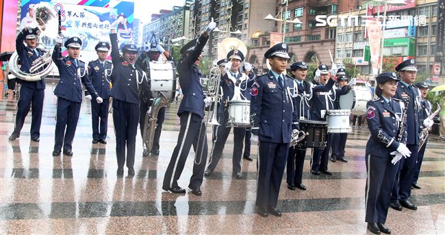 國軍106年慶祝93軍人節，空軍假台北忠孝復興站前廣場舉行，疾風快閃活動。（記者邱榮吉/攝影）