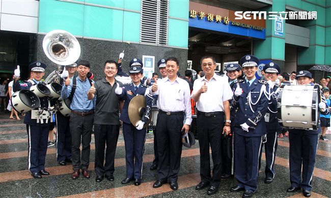 國軍106年慶祝93軍人節，空軍假台北忠孝復興站前廣場舉行，疾風快閃活動。（記者邱榮吉/攝影）