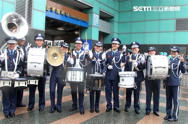 國軍106年慶祝93軍人節，空軍假台北忠孝復興站前廣場舉行，疾風快閃活動。（記者邱榮吉/攝影）