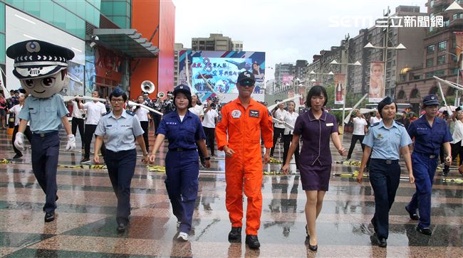 國軍106年慶祝93軍人節，空軍假台北忠孝復興站前廣場舉行，疾風快閃活動。（記者邱榮吉/攝影）