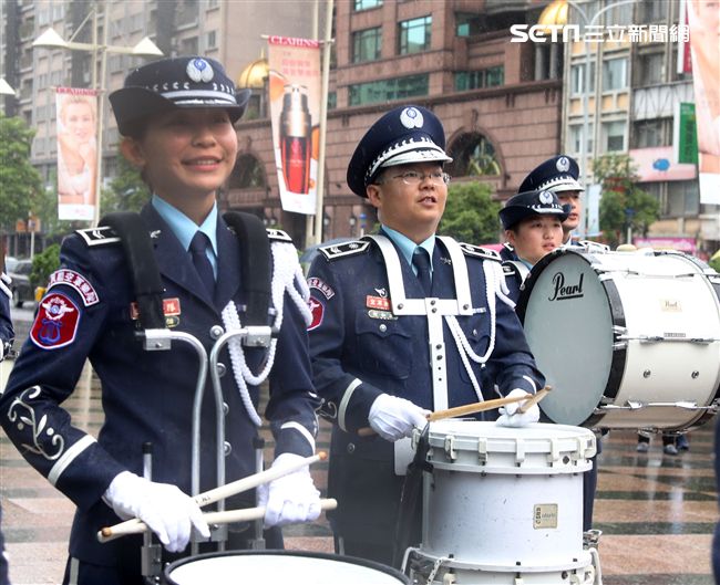 國軍106年慶祝93軍人節，空軍假台北忠孝復興站前廣場舉行，疾風快閃活動。（記者邱榮吉/攝影）