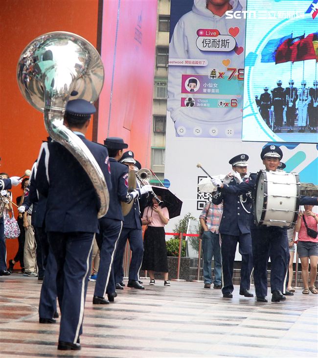 國軍106年慶祝93軍人節，空軍假台北忠孝復興站前廣場舉行，疾風快閃活動。（記者邱榮吉/攝影）