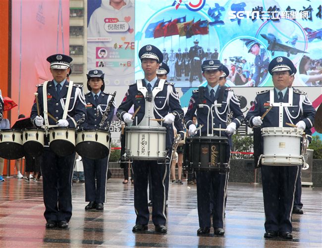 國軍106年慶祝93軍人節，空軍假台北忠孝復興站前廣場舉行，疾風快閃活動。（記者邱榮吉/攝影）