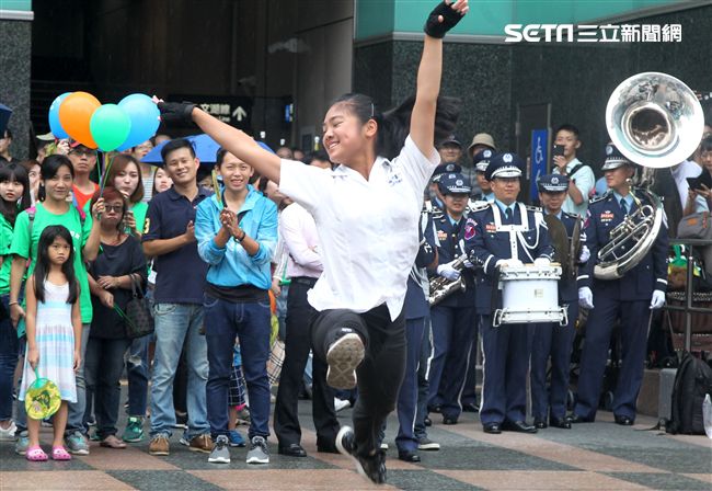 國軍106年慶祝93軍人節，空軍假台北忠孝復興站前廣場舉行，疾風快閃活動。（記者邱榮吉/攝影）