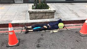 西裝男夜店狂歡後醉倒路邊　暖男拿「三角錐」提醒用路人
圖/翻攝自爆料公社臉書
