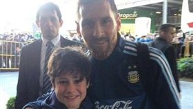 梅西,暖男,小球迷,合照,驅離,暖舉,Lionel Messi　圖／翻攝自推特Quotes on Messi