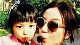 趙薇,女兒,小四月,接送,休旅車,低調,不炫富　圖／翻攝自趙薇臉書