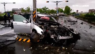 大七「撞進」電線桿　車上乘客均安