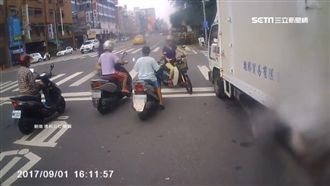 國小童爽騎機車　沒戴安全帽還闖紅燈