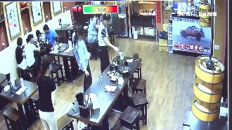 不爽自收餐盤　奧客：要幫擦桌子嗎？