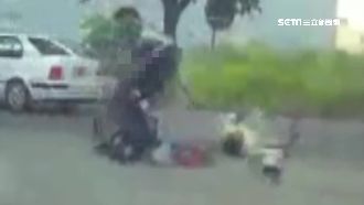 轎車轉彎未禮讓　女騎士前空翻噴飛