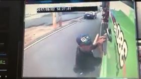 黑衣人突然衝上前打開砂石車門。（圖／翻攝自爆料公社）