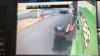 持刀攔車越級打怪　反被魔王追著跑