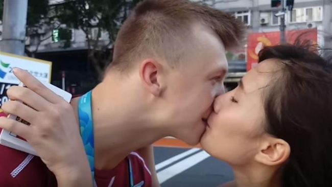 女大生用這招　吻遍世大運外籍選手