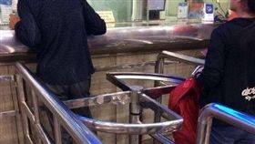 ▲大陸網友分享北京地鐵「排隊神器」。（圖／翻攝自天空在呼吸微博）
https://www.weibo.com/u/2552836285?refer_flag=1001030103_