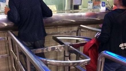 陸地鐵設排隊神器阻插隊　挨批沒尊嚴