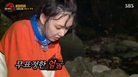 GFRIEND,睿隣,叢林的法則,崔元英,李泰煥,楊婧媛,蜥蜴,手套,晚餐,剝皮（圖／翻攝自SBS Entertainment YouTube）