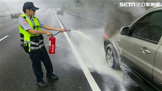 國道火燒車！　紅斑馬即刻救援