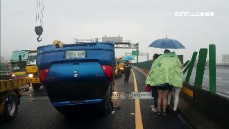 無照上國道翻車　一行人淋雨喊好冷