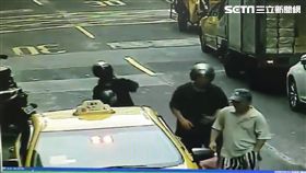 2人頭戴安全帽搭計程車格外醒目。（圖／翻攝畫面）