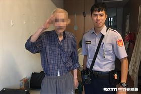 陳翁事後還比出敬禮的手勢與員警開心合照。（圖／翻攝畫面）